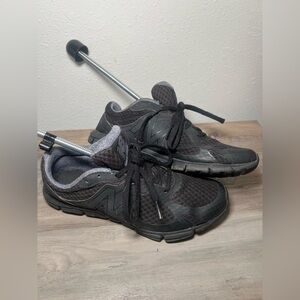 New Balance Women's Black and Grey Athletic Running Sneakers, Size 7.5